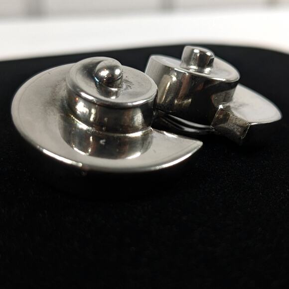 Vintage GIVENCHY Signed Silver Tone Swirl 3-D Shell Clip On Earrings - Picture 4 of 10